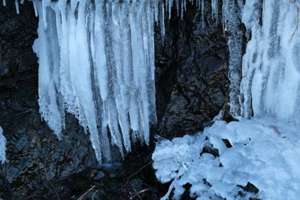 凍り付くフンベの滝